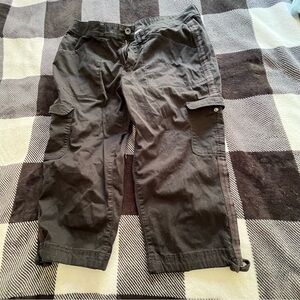 Women’s Time and Tru Black Cargo Capri Pants